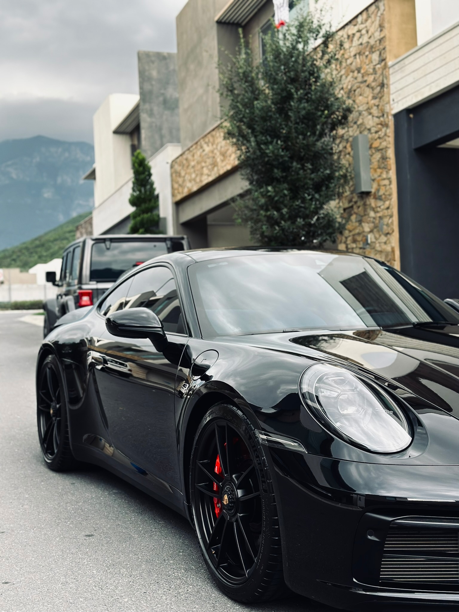Porsche 911 negro protegido por La Cumbre Detailing en Monterrey